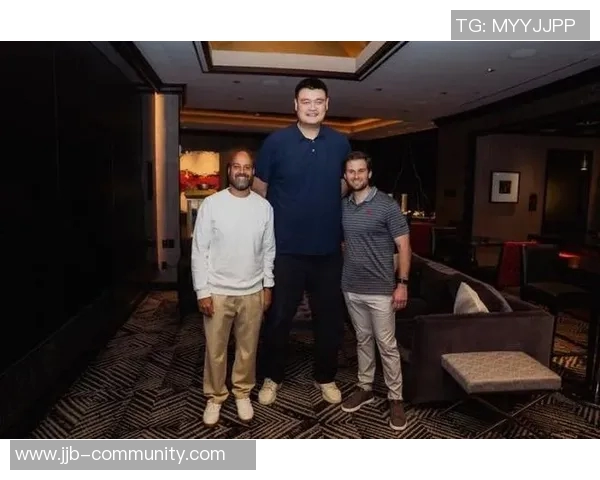 姚明在国内街头闲逛引发粉丝围观展现亲民形象与生活趣味