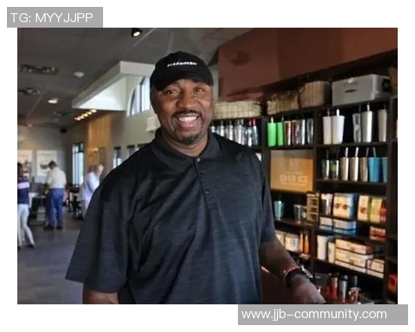 姚明在银行取钱的趣味瞬间引发网友热议，背后故事令人感动