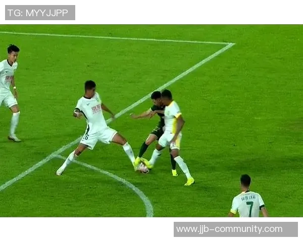 中超赛场惊现冷门里昂大胜尤文图斯引发争议判罚热议